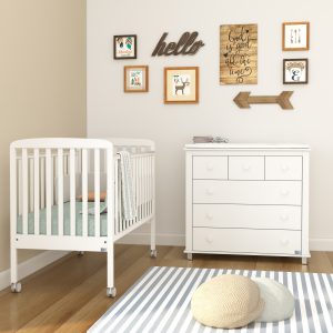 שילוב הצבעוניות של המיטה והשידה עם הקווים הנקיים והקלאסיים מעניקים לחדר מראה רענן מודרני שיכול להתכתב עם כל סגנון עיצובי. חדרי תינוקות מעוצבים מבית סגל בייבי