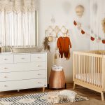 חדר לתינוק דגם גבע סגל בייבי חדר בעיצוב מודרני עם קווים נקיים ובשילוב נגיעות עץ טבעי בהיר.