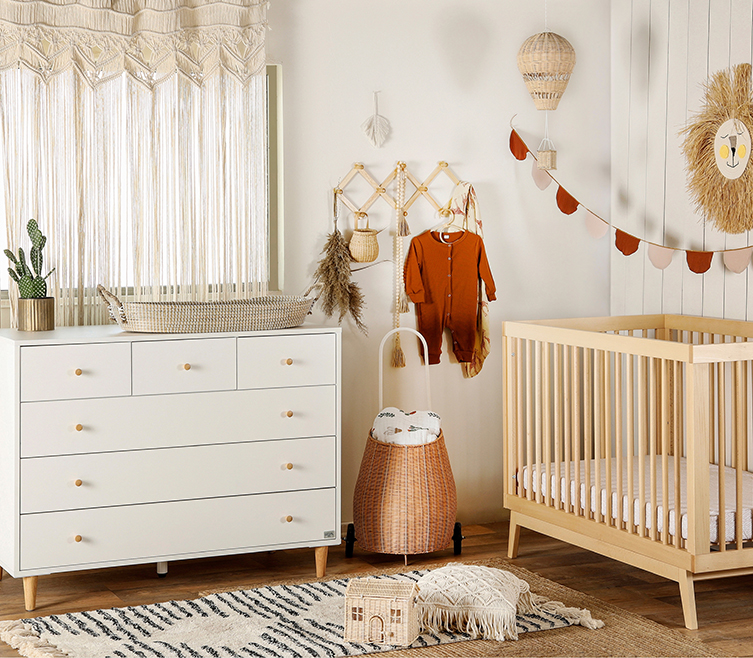 חדר לתינוק דגם גבע סגל בייבי חדר בעיצוב מודרני עם קווים נקיים ובשילוב נגיעות עץ טבעי בהיר.