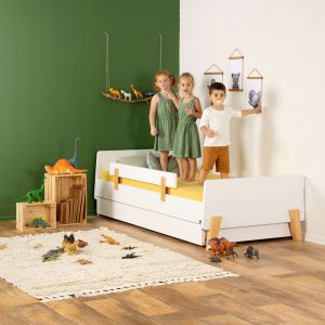 מיטת ילדים קטנים שהופכים לגדולים מעוצבת בסגנון מודרני נקי מעניקה מענה עבור הצרכים המשתנים של התינוק שגדל.