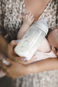 בקבוק תינוק עם פטמה מיוחדת המדמה את מבנה השד הטבעי להאכלת תינוק